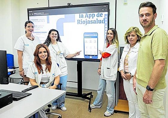 Cristina Sabando, Isabel Plaza, Marina González, Patricia Pinillos, María Victoria Musitu y Javier Merino, en el aula del centro de salud Siete Infantes.