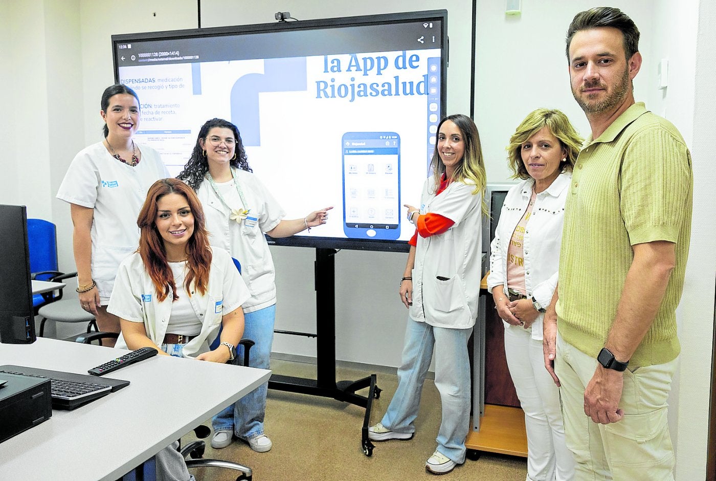 Cristina Sabando, Isabel Plaza, Marina González, Patricia Pinillos, María Victoria Musitu y Javier Merino, en el aula del centro de salud Siete Infantes.