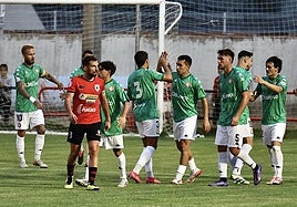 Arman celebra su gol con sus compañeros durante el partido de ayer en El Rollo contra La Calzada.