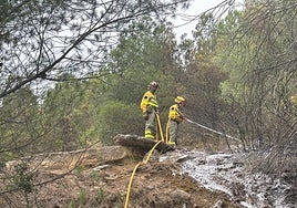Los bomberos trabajan en Fonzaleche en un incendio que empezó en una cuneta.