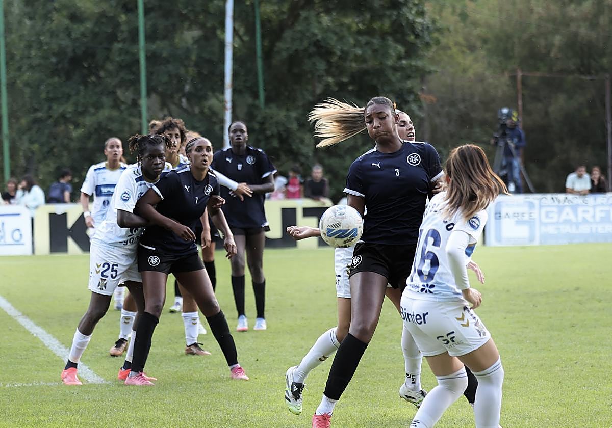 Zoe Matthews, que se estrenaba con el DUX, intenta despejar.