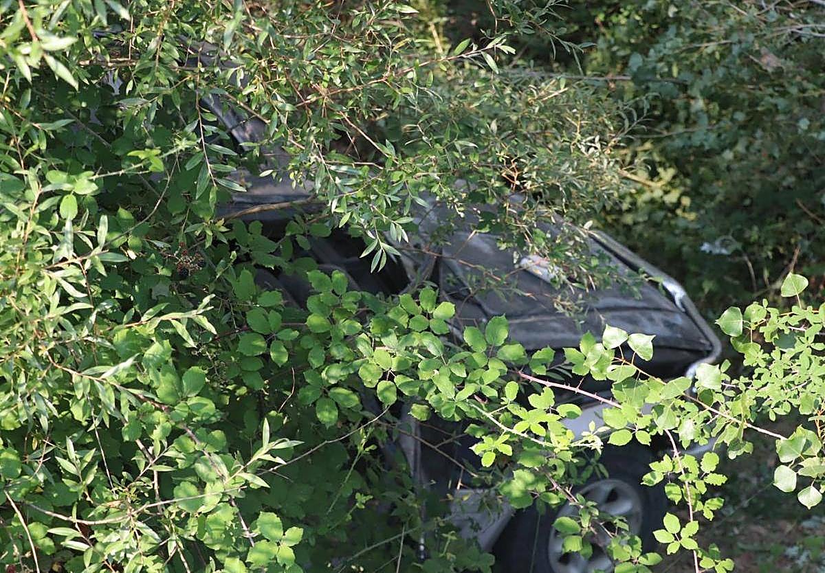 Estado en el que quedó el vehículo de la joven de 17 años que muriótras caer el coche a un barranco.