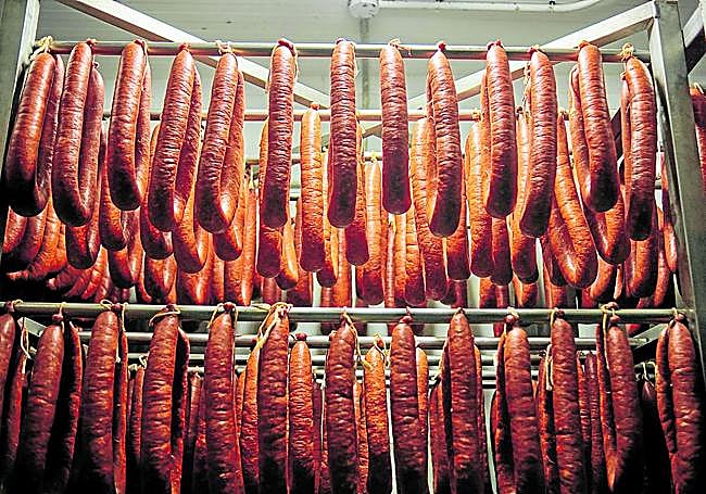 Una nave de control de humedad y temperatura, y el proceso de salado del jamón.