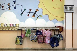 Mochilas colgadas a las puertas de un colegio