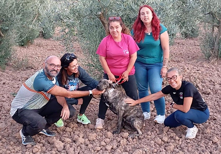 Los ciudadanos implicados en el rescate posan con Villa, el perro abandonado en Villamediana.