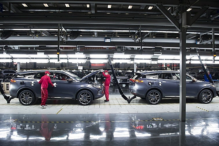 Operarios chinos ensamblan vehículos en una de las fábricas de BYD en el gigante asiático.