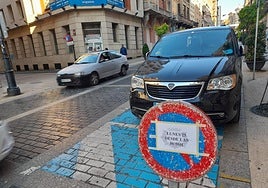 En la calle los Mártires también se restringen las plazas.
