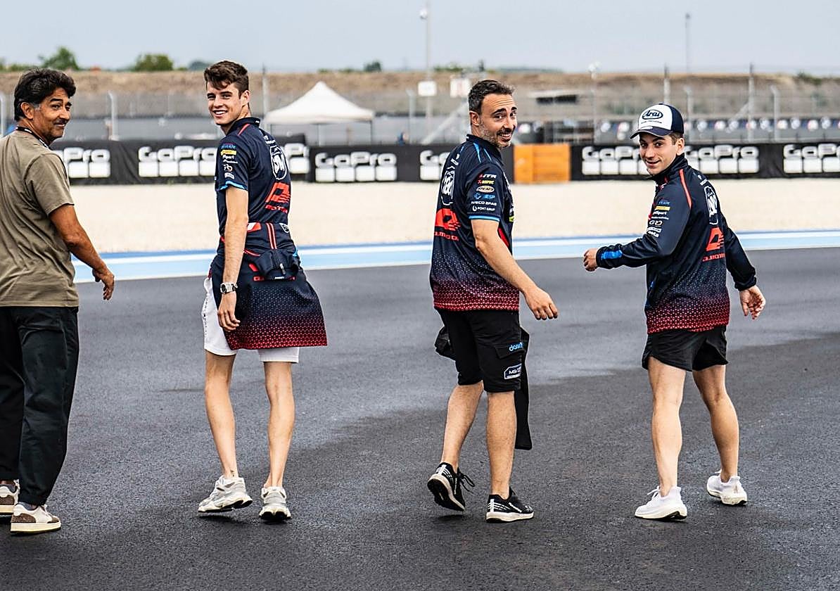 Unai Orradre, a la derecha, en el reconocimiento a pie del jueves junto a compañeros del equipo.