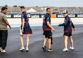 Unai Orradre, a la derecha, en el reconocimiento a pie del jueves junto a compañeros del equipo.