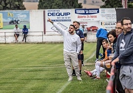 Adrián Cantabrana da indicaciones a sus hombres durante un partido de pretemporada.