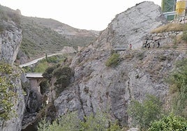 Un grupo de personas transitan por el camino habilitado por el lado Este del Cañón del Leza, mientras que al Oeste es donde se pretende construir el sendero colgante.