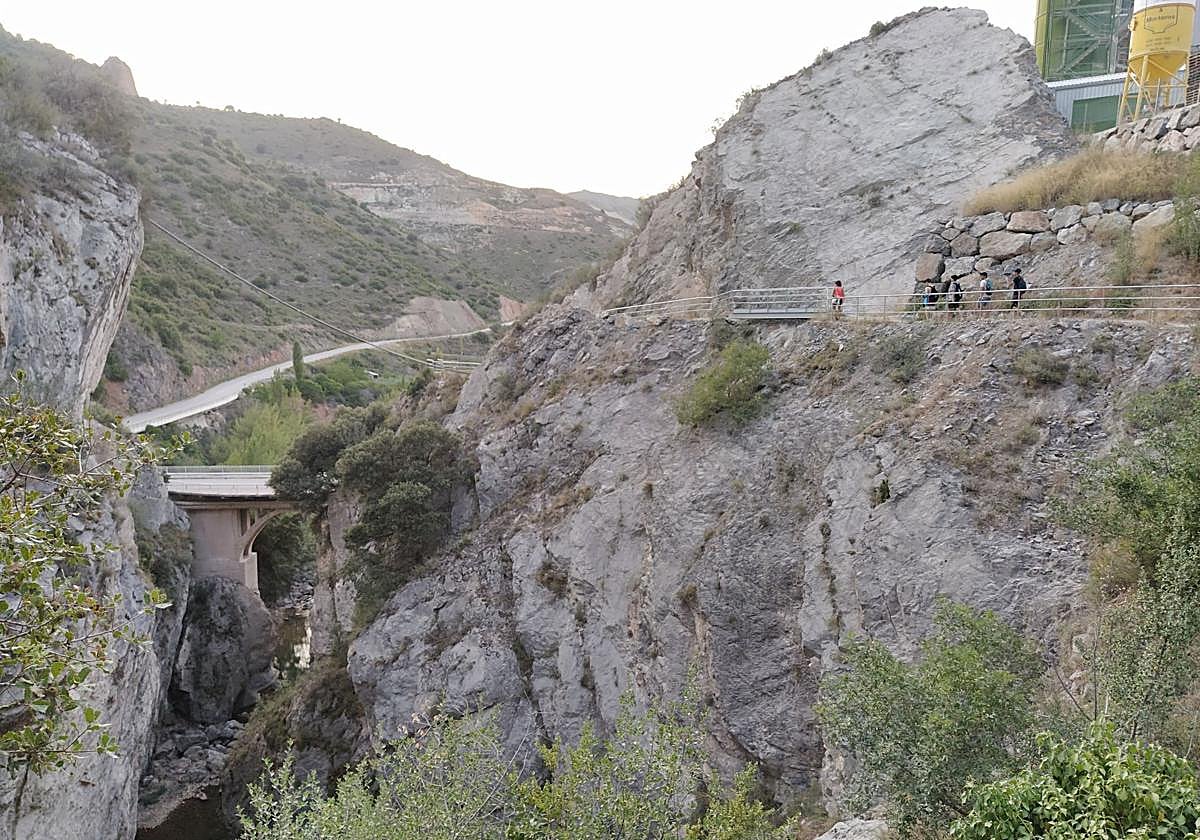 Un grupo de personas transitan por el camino habilitado por el lado Este del Cañón del Leza, mientras que al Oeste es donde se pretende construir el sendero colgante.