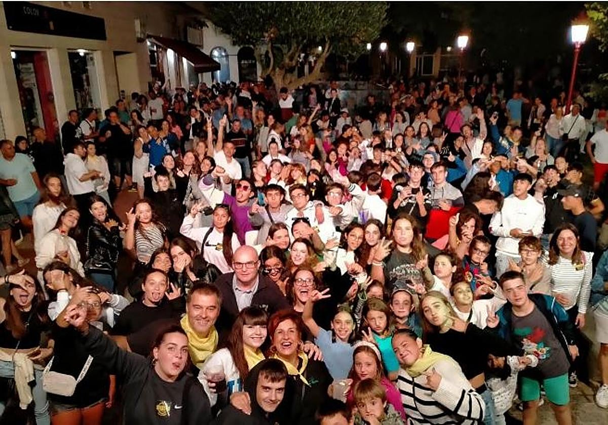 Asistentes a una verbena en una imagen de archivo de las fiestas del barrio jarrero.