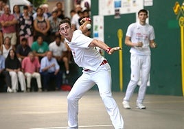 Bernaola se dispone a entrar con su derecha mientras Landa observa en la zaga.