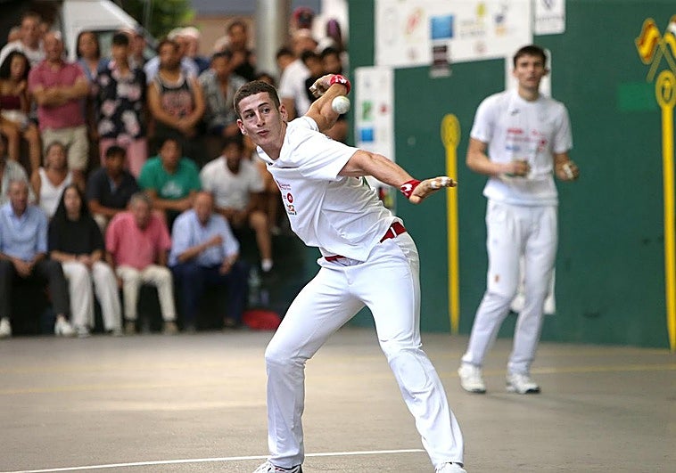 Bernaola se dispone a entrar con su derecha mientras Landa observa en la zaga.