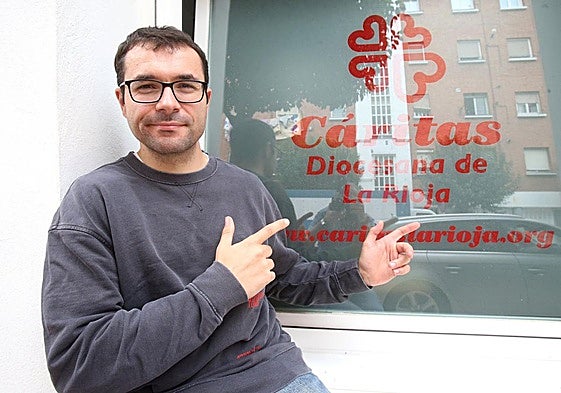 El trabajador social Marcos Montoya posa en una de las sedes de Cáritas en Logroño.