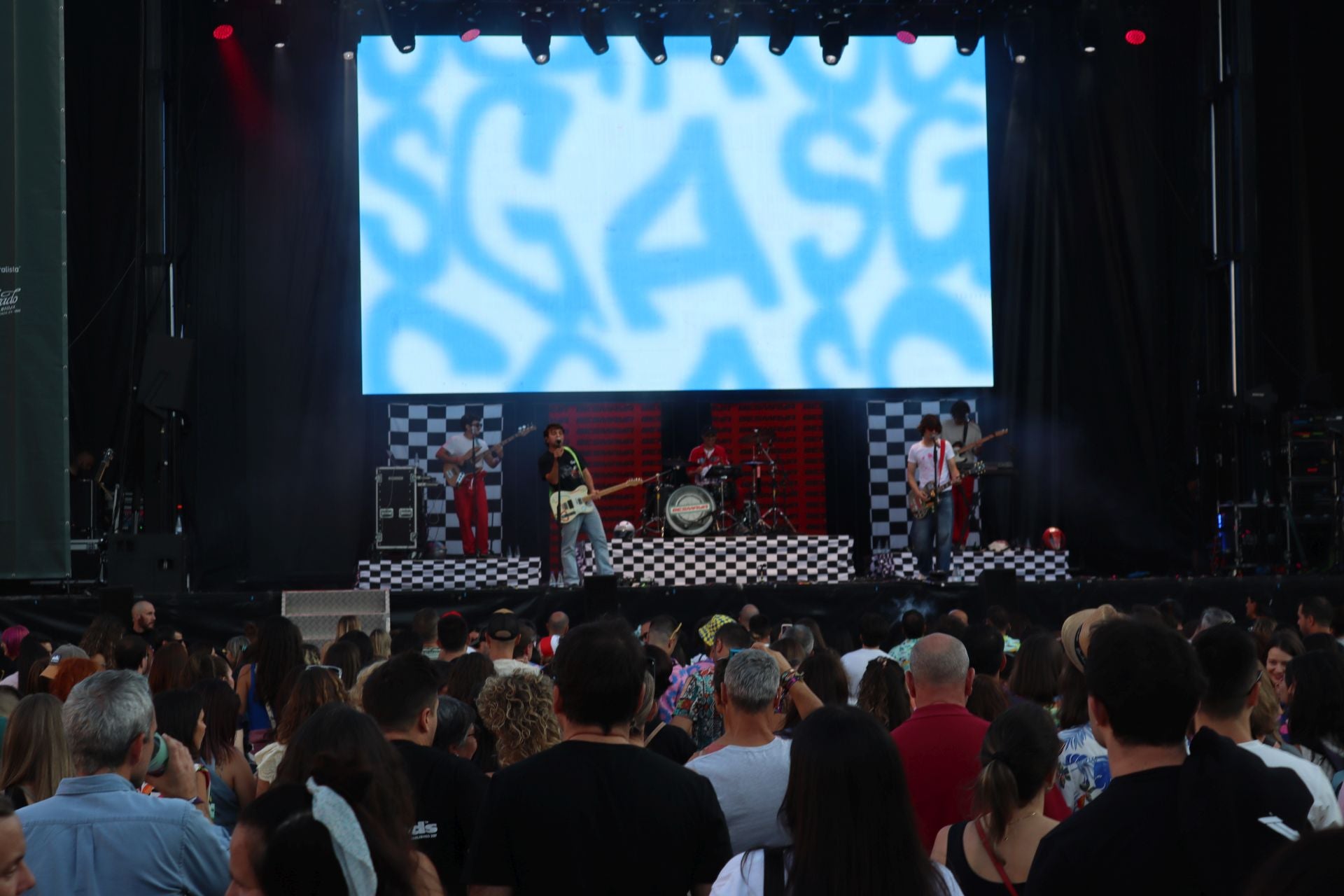 Ambiente festivo en la segunda noche del Ezcaray Fest