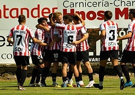Los blanquirrojos celebran uno de los goles logrados en Ezcaray.
