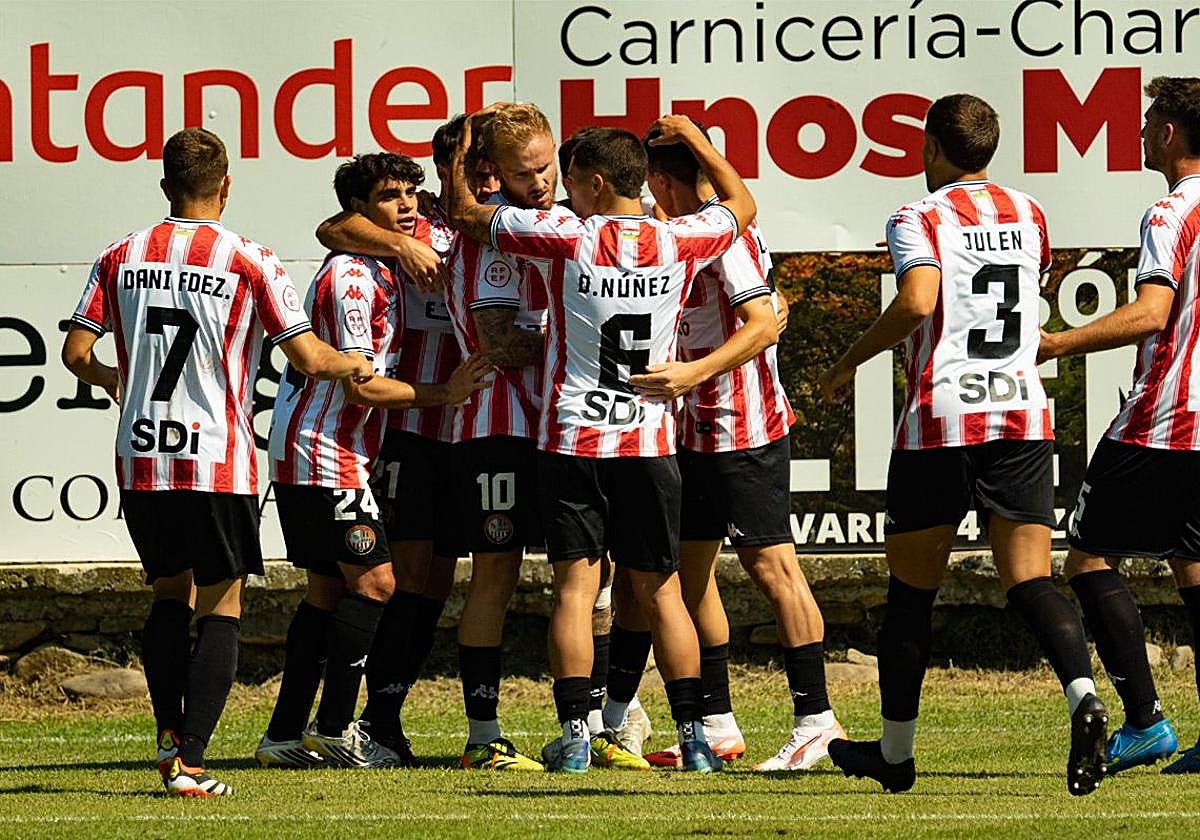 Los blanquirrojos celebran uno de los goles logrados en Ezcaray.