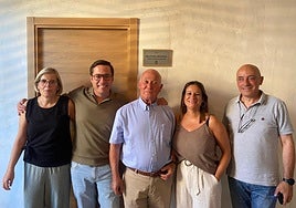 Gregorio Remírez Aranzadi, en el medio, posa con el equipo de Gobierno de Sorzano en la biblioteca.