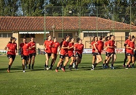Entrenamiento del DUX Logroño en La Isla antes del inicio liguero el domingo 31 de agosto.