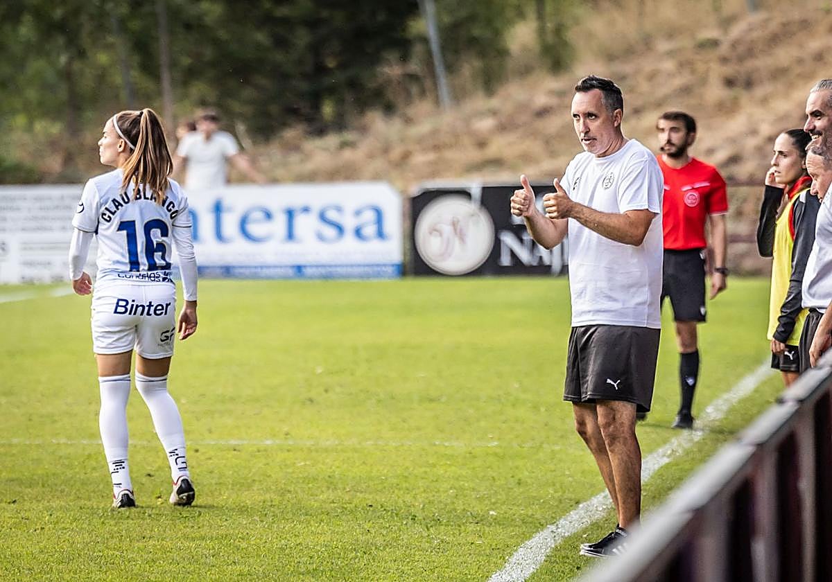 Héctor Blanco, entrenador del DUX, durante el amistoso frente al Tenerife.