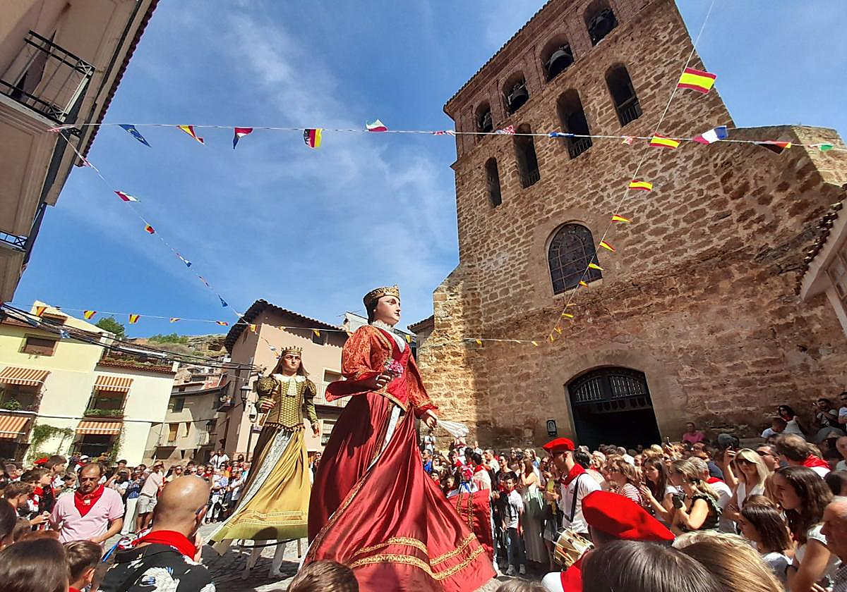 Baile de los gigantes en las fiestas de San Gil del año pasado, a las puertas de la parroquia.