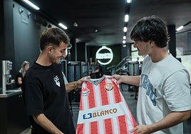 Joselu Guerra y Aimar Olarra, durante la presentación.