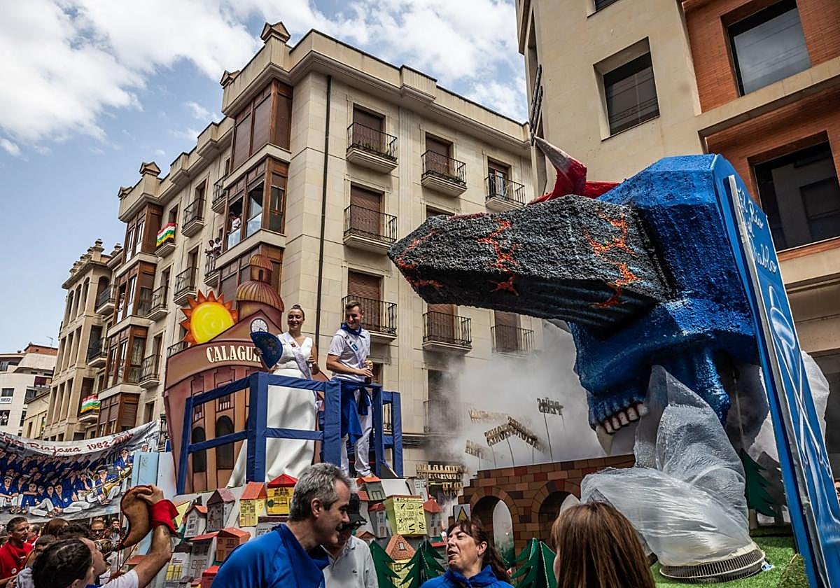 Los reyes de la peña Riojana sobre su carroza, con el demonio y el acueducto a la derecha.