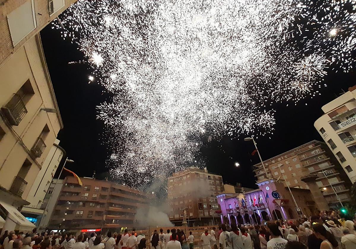 Fuegos artificiales en la Glorieta de Quintiliano, el lunes por la noche.