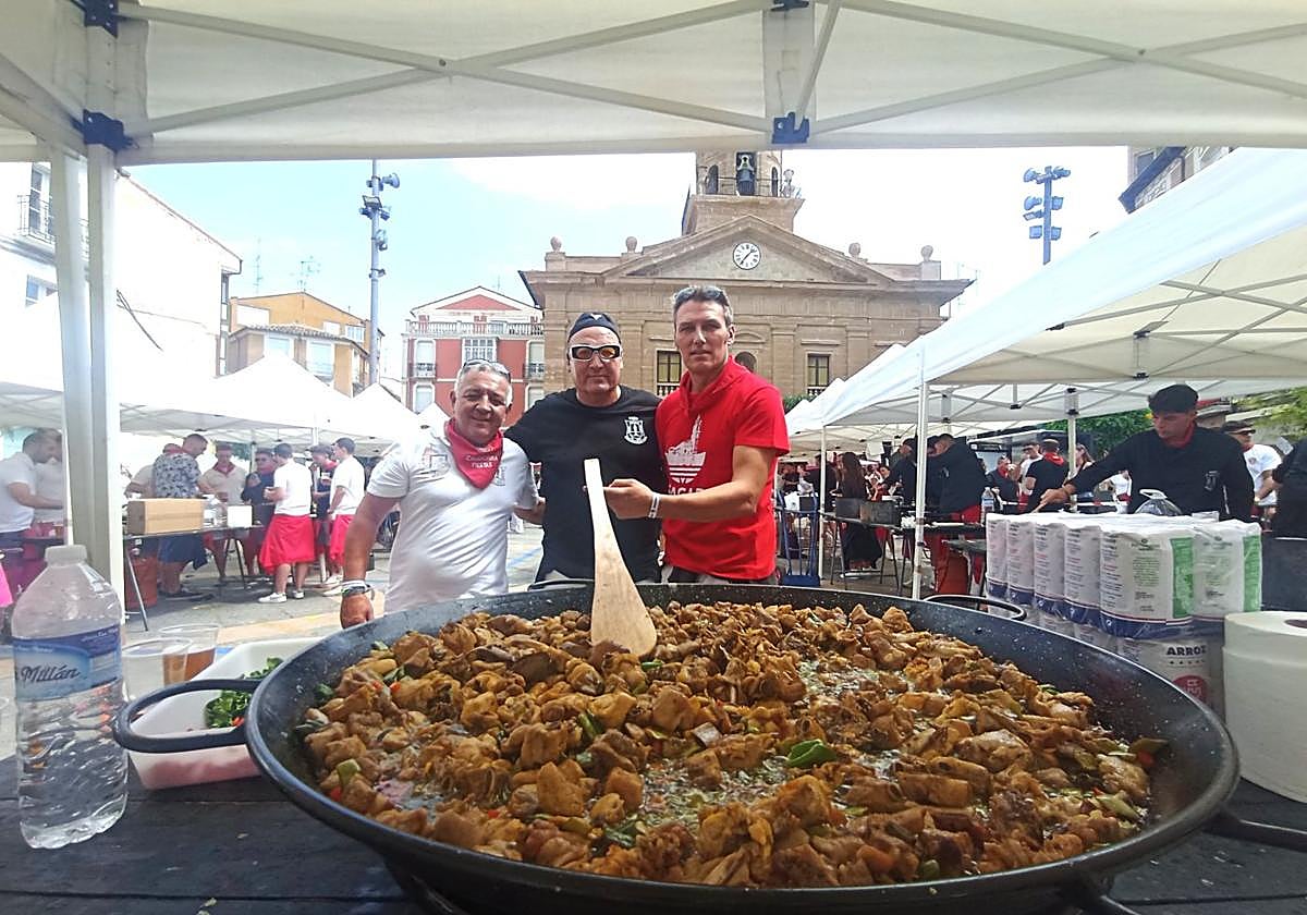 Una de las paellas cocinada por la peña Calagurritana, en el Raso, para la degustación de su concurso gastronómico.