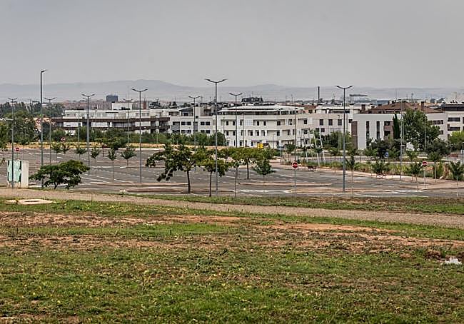 Aparcamiento reacondicionado en Entre Ríos (Lardero), donde se construirá un supermercado.