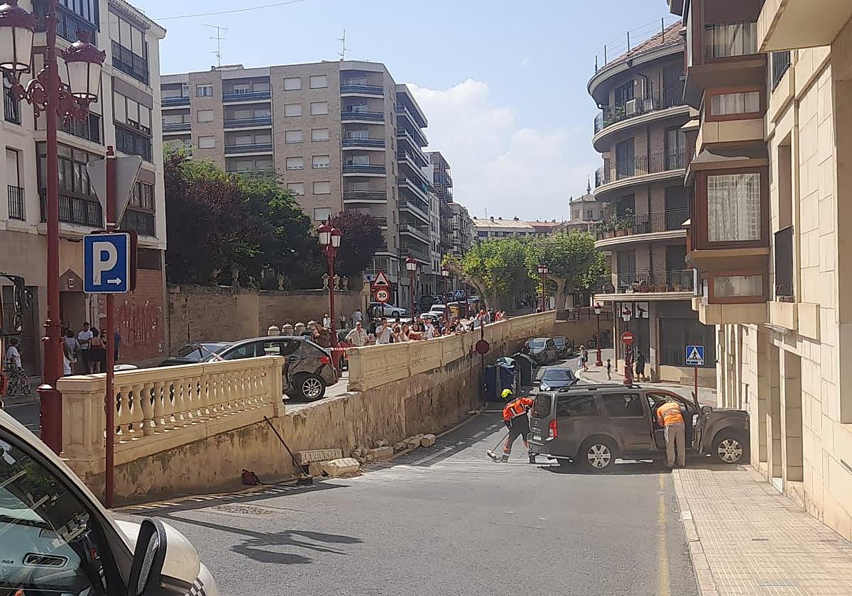 Una furgoneta atraviesa una barandilla y termina empotrada contra un edificio en la calle de abajo en Haro