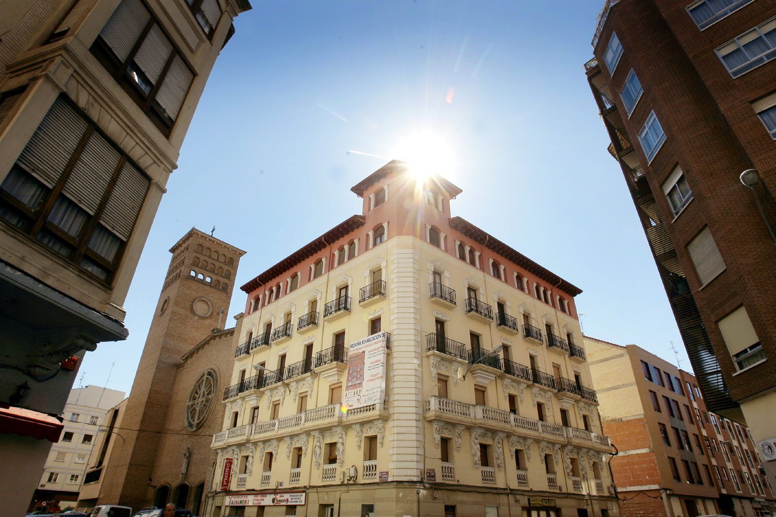 Imagen principal - El popular edificio, al detalle, antes de su derribo en 2008.