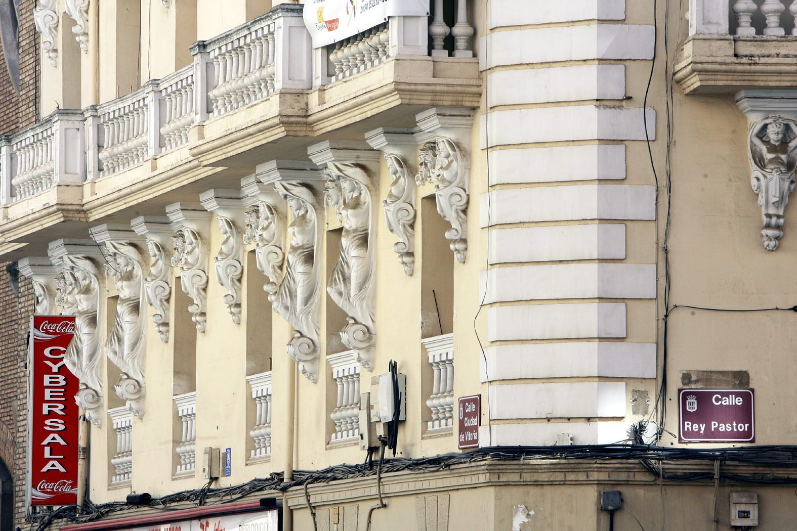 Imagen secundaria 1 - El popular edificio, al detalle, antes de su derribo en 2008.