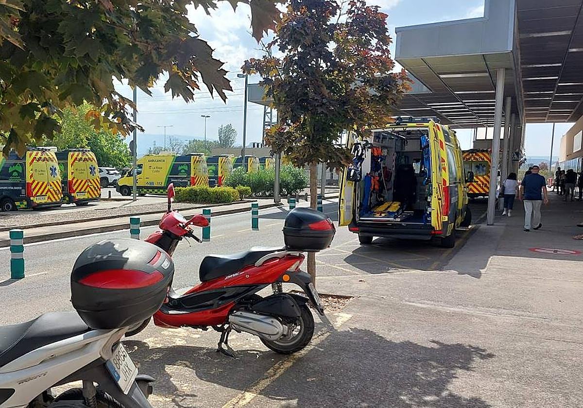 Ambulancias paradas en el exterior de Urgencias del Hospital San Pedro de Logroño.