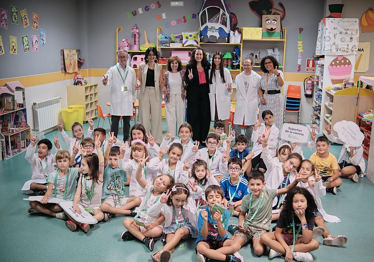 Los niños, junto a los responsables del Ayuntamiento y de la AECC, preparados para los talleres.
