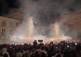 El correfoc de Xarta Teatre al regresar a la plaza del Raso, llena de público, el martes en Calahorra.