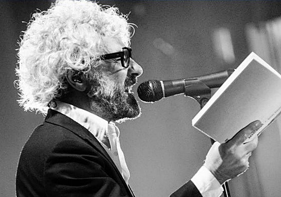 Abraham Boba recitando poemas.