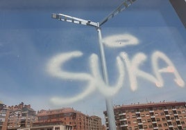 Camára de seguridad ya instalada en el parque Felipe VI, en la zona elevada entre las estaciones de trenes y autobuses.