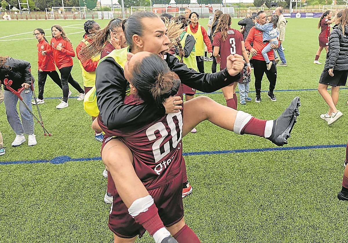 Laura Martínez se abraza a Lorena Valderas en la celebración de los 'play off' de ascenso durante la pasada temporada.