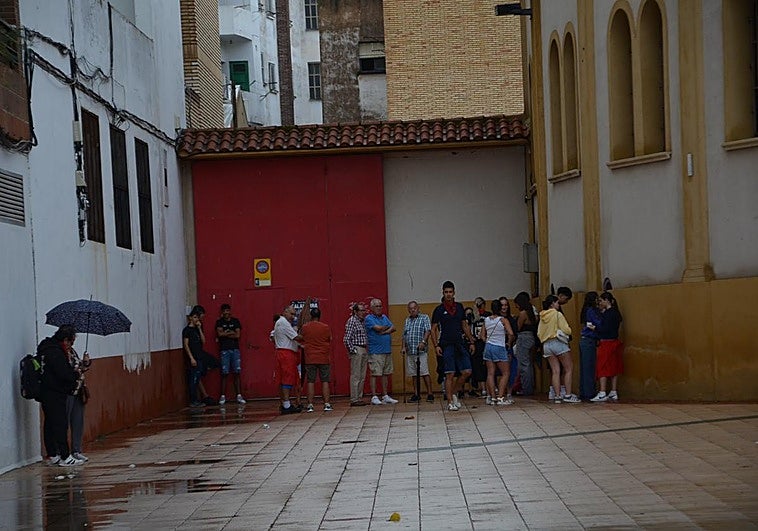 Un grupo de personas, en la taquilla de la plaza para recuperar el dinero de las entradas.
