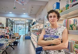 Carmen Mateos posa en el interior de la librería Veo Veo.