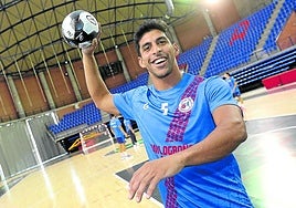 El extremo izquierdo Panchito Lombardi posa en el Palacio de los Deportes.