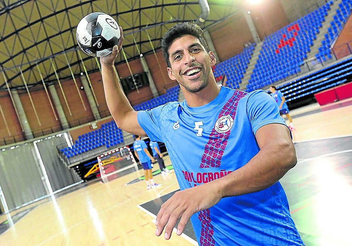 El extremo izquierdo Panchito Lombardi posa en el Palacio de los Deportes.