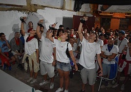 Una de las ocho tandas del concurso de bebedores artísticos de porrón, el miércoles por la noche en la Peña El Hambre de Calahorra.