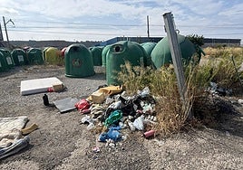 Basurero junto a un depósito de contenedores de vidrio en la avenida de Aragón.