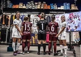 De izquierda a derecha: Valderas, Xime, Chelsea, Laura e Isina con la nueva equipación para esta temporada del DUX Logroño durante su presentación.