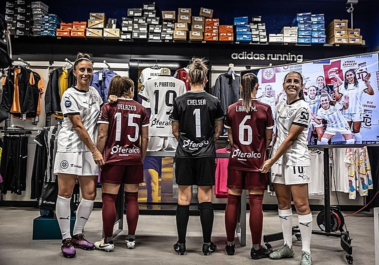 De izquierda a derecha: Valderas, Xime, Chelsea, Laura e Isina con la nueva equipación para esta temporada del DUX Logroño durante su presentación.