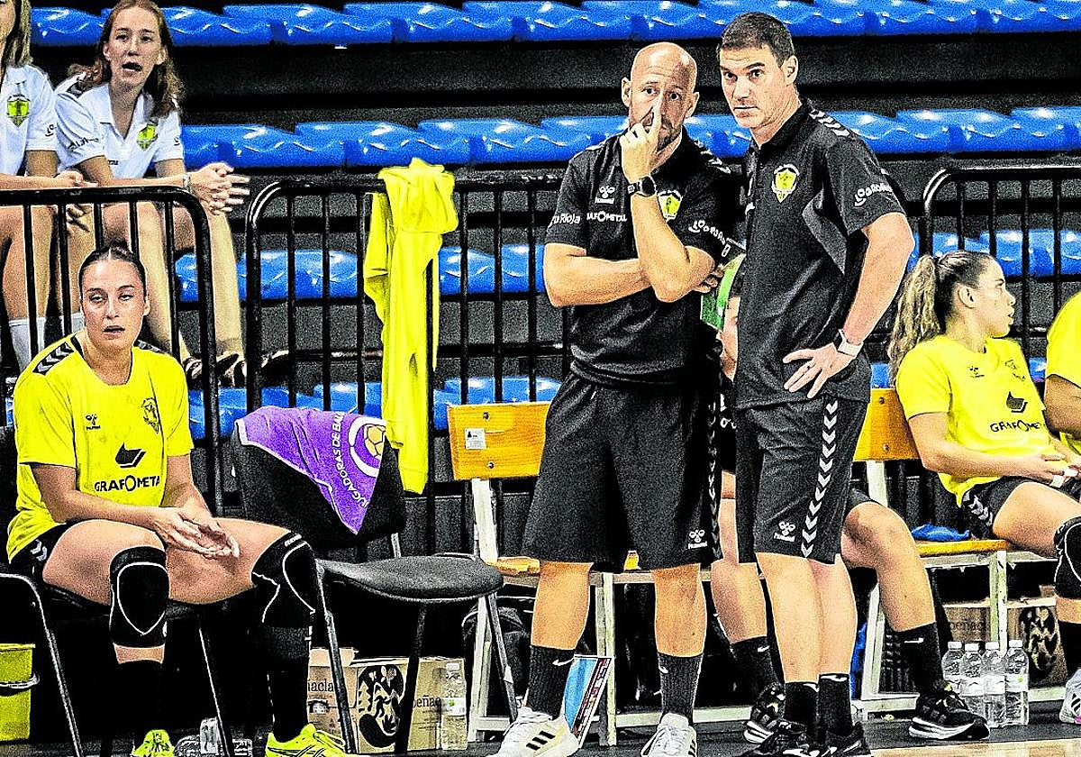 Luismi Ascorbe y Fran Piedecausa charlan durante el último amistoso del Grafometal.